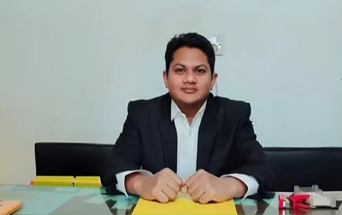 মোটরসাইকেলে প্রাইভেটকারের ধাক্কা,আইনজীবীকে পিটিয়ে হত্যা করলো মোটরসাইকেল চালক